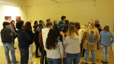 ALUMNES DE L´INSTITUT CHABÁS DE DÉNIA VISITEN LEXPOSICIÓ PRIMERA PARADA DE LESCOLA DE PLÀSTICA EXPERIMENTAL A. VIVES QUE SEXPOSA A LA CIUTAT DIANENSE