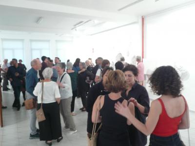 GRAN ACOLLIDA A LA INAUGURACIÓ DE LEXPOSICIÓ CLOENDA DE LESCOLA DE PLÀSTICA EXPERIMENTAL ANTONI VIVES