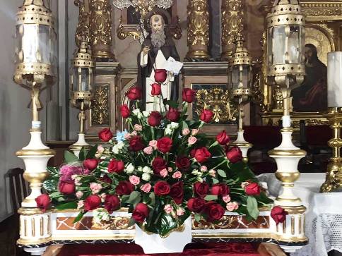 GATA: LA FESTA A SANT ANTONI SE CELEBRA DINS L'ESGLÉSIA (missa i repartiment del pa beneït). COMENÇA A MOURE EL VENT