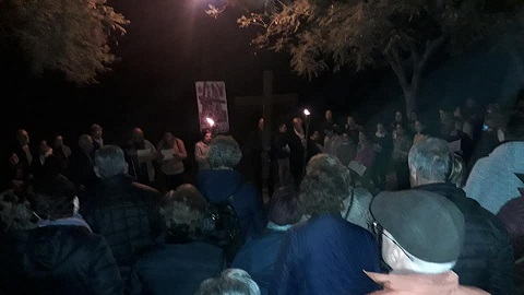 MOLTS VEÏNS DE GATA AL VIA CRUCIS NOCTURN DEL PARC DEL RIU I EL PASSEIG DE LES COVES ROGES