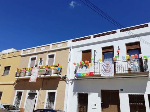 HUI DIA DE SANT VICENT ELS VEÏNS DEL CARRER DEL SANT VALENCIÀ FAN LLUÏR ELS BALCONS (COVID-19)