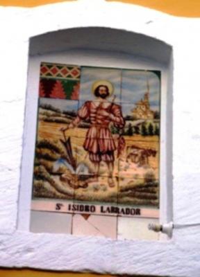 HUI DIA 15 ÉS SANT ISIDRE. GATA TÉ UN PLAFÓ CERÀMIC DEL SANT AL CARRER TEULADA. ES SEMBRA LA BAJOCA LLARGA