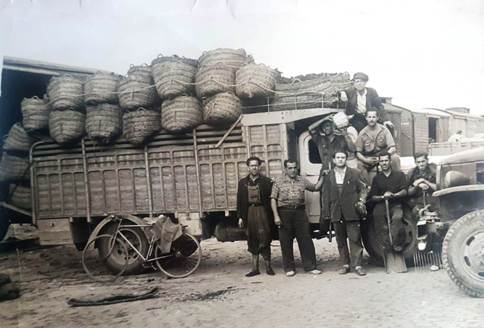 FOTOGRAFIES ANTIGUESI DABANS (Gata en el record - foto 1.847-). PACO FELIU TRANSPORTANT CARBÓ, ANY 1953