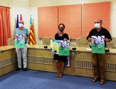 LA MOSTRA DE GATA ART AL VENT FA FRONT AL COVID-19. Del 14/8 al 6/9, el carrer La Bassa acull ledició més arriscada d'aquesta exposició internacional de tèxtil
