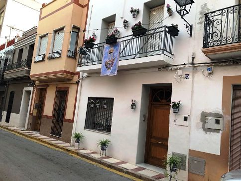 CONCEDITS ELS PREMIS AL CARRER I BALCONS ADORNATS DE GATA (Nofestes, COVID-19)
