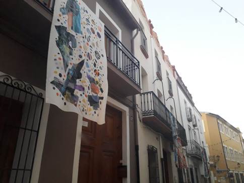 EL CARRER LA BASSA DE GATA DE GORGOS, TOTA UNA EXPOSICIÓ DART TÈXTIL CONTEMPORANI EN EL DIFÍCIL ANY DEL COVID-19