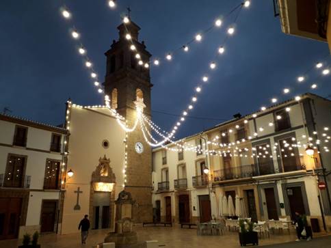 IMATGES DE FESTA: LA PLAÇA VELLA DE GATA S'IL·LUMINA ESPERANT EL NADAL