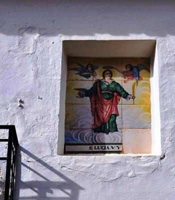 HUI 13 DE DESEMBRE ÉS SANTA LLÚCIA, PATRONA DE LA VISTA. A GATA TENIM UN PLAFÓ CERÀMIC AL CARRER TEULADA I UNA IMATGE A L'ESGLÉSIA