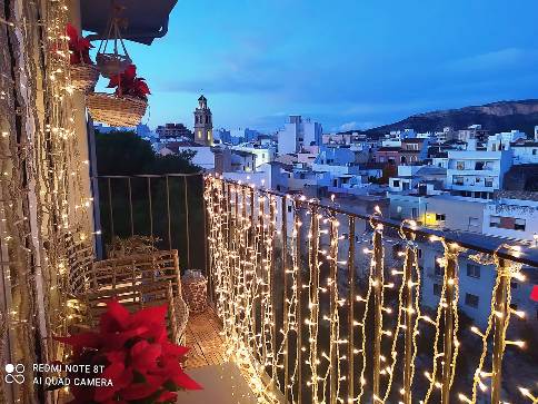 LA CRIDA DE L'AJUNTAMENT, ENCENEMLALLUMDENADAL, OMPLI DE COLORIT ELS BALCONS I FINESTRES DEL POBLE EN UNES FESTES COMPLICADES