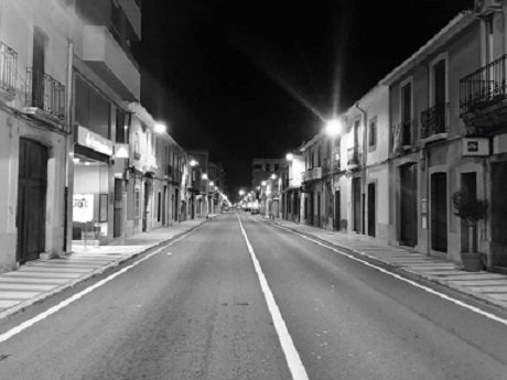 IMATGES CURIOSES: A LES 8 DE LA NIT, DIJOUS BO EN TEMPS DE COVID. DESÈRTICA LA GENERAL AL PAS PER GATA