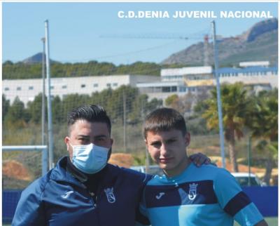 ELS GATERS JAUME SERRA FERRER, SEGON ENTRENADOR, I MARIO FELIU RIBES, JUGADOR, FORMEN PART DEL C.D. DÉNIA NACIONAL JUVENIL, QUE ARA COMENÇA ELS PARTITS PER A GUANYAR-SE LA PERMANÈNCIA