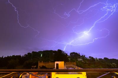 LA TORMENTA LOLA VA DEIXAR ENTRE DIUMENGE I DILLUNS 10,2 LITRES A GATA; TAMBÉ TRONS I LLAMPS. MES DABRIL, 49,4 L. (Fotos llamps, José Luis Fornés)