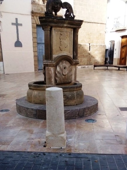 GATA: IE EL PILÓ, IE LA FONT, LA DITA COBRA COMPLETA ACTUALITAT. INSTAL·LEN UNA RÈPLICA DEL MONOLIT AL COSTAT DE LA FONT