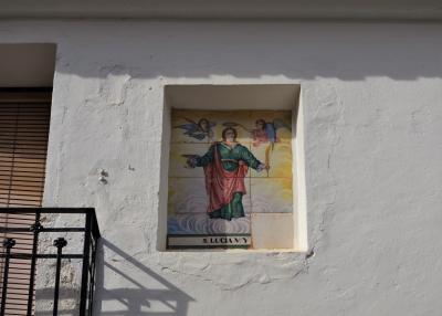 HUI DIA 13 ÉS SANTA LLÚCIA: GATA TÉ UNA FORNÍCULA DE CARRER I UNA MENUDA IMATGE A L'ESGLÉSIA