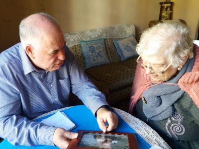 CONVERSANT AMB LA CENTENÀRIA DE GATA PEPITA PONS SIGNES. Son pare era militar. Ella va nàixer a Sant Sebastià. Davant de lHostal hi havia un pou gran