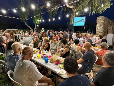 EL VEÏNAT DELS VOLTANTS DEL PARATGE DE LA RANA DE GATA CELEBRA EL DESÉ SOPAR ESTIUENC ANUAL. Més de cent persones es van concentrar al caliu del gran eucaliptus i l'històric llavador