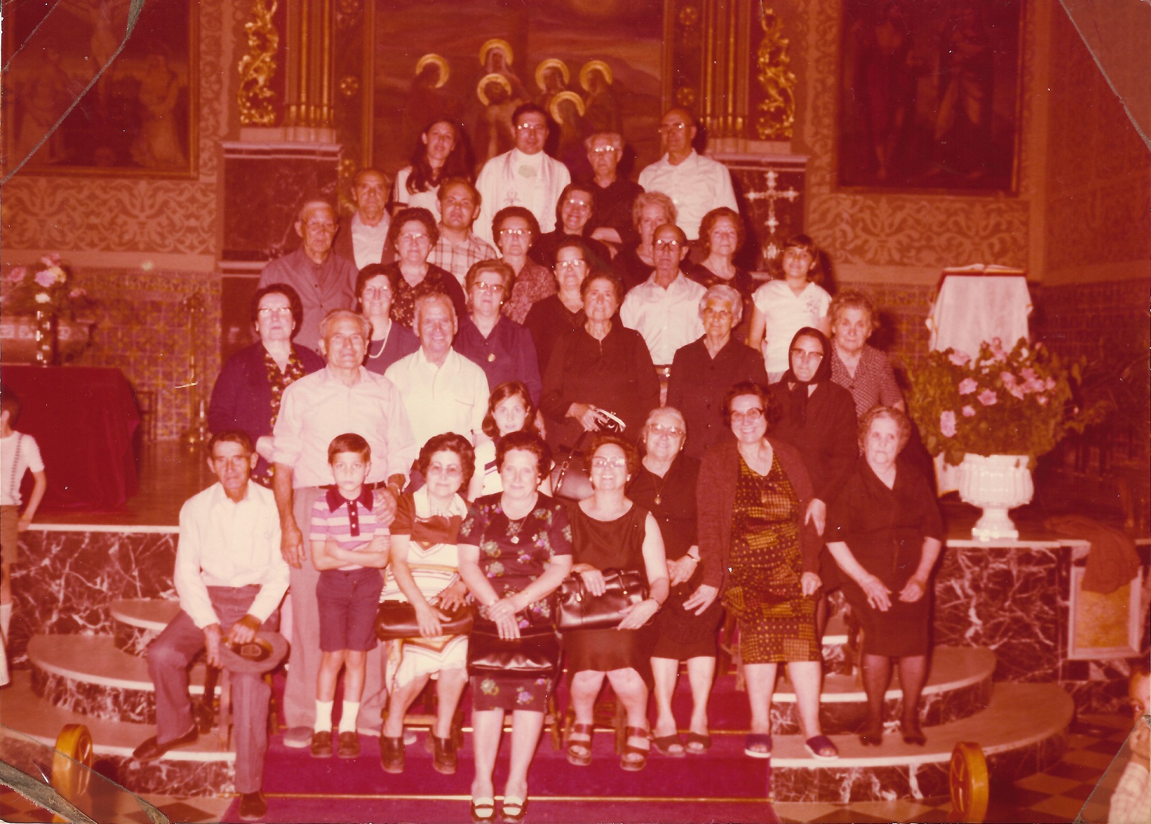FOTOGRAFIES ANTIGUES... I D'ABANS, DE NO FA MASSA TEMPS (Gata en el record, foto nº 1889). GRUP DE LA PARRÒQUIA ACOMPANYANT AL RECTOR DON ENRIQUE ARCE, 1978