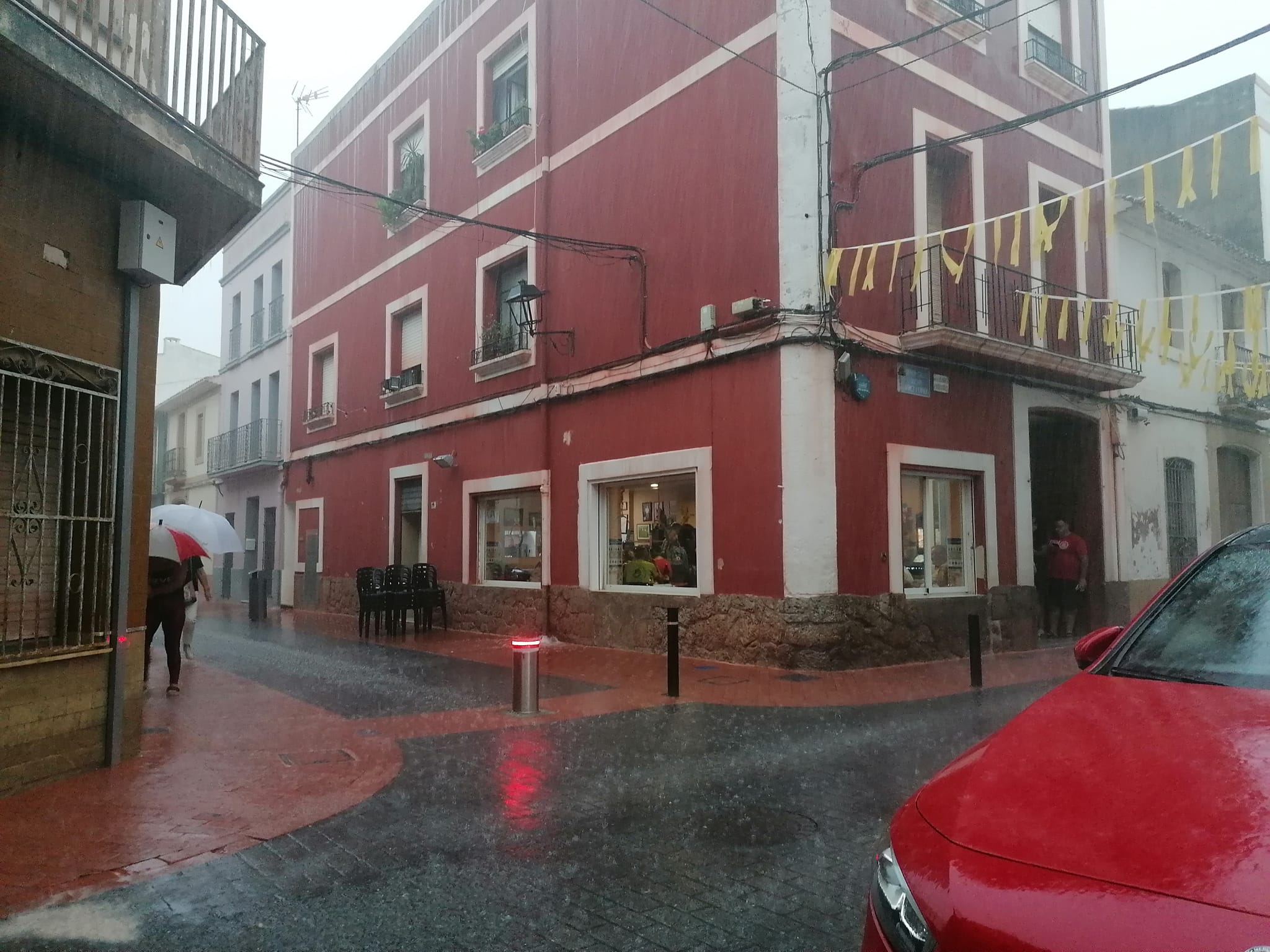 LA TORMENTA DEIXA FINS ARA QUASI 40 LITRES AQUEST MATÍ. De mitjanit a ara han caigut 38,4 l/m2 (Foto Vicent Signes)
