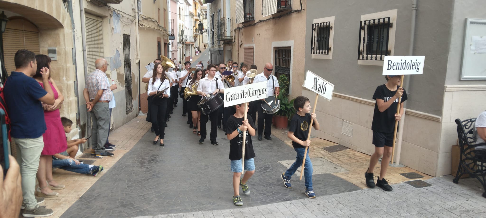 MÚSICS
INTEGRANTS DE CODA DE GATA S'UNEIXEN A BENIDOLEIG I XALÓ. LA BANDA UNIÓ MUSICAL DE GATA ASSISTEIX ALS ACTES
(Festival de bandes de Castell de Castells. L'amfitriona tancava tota la desfilada)