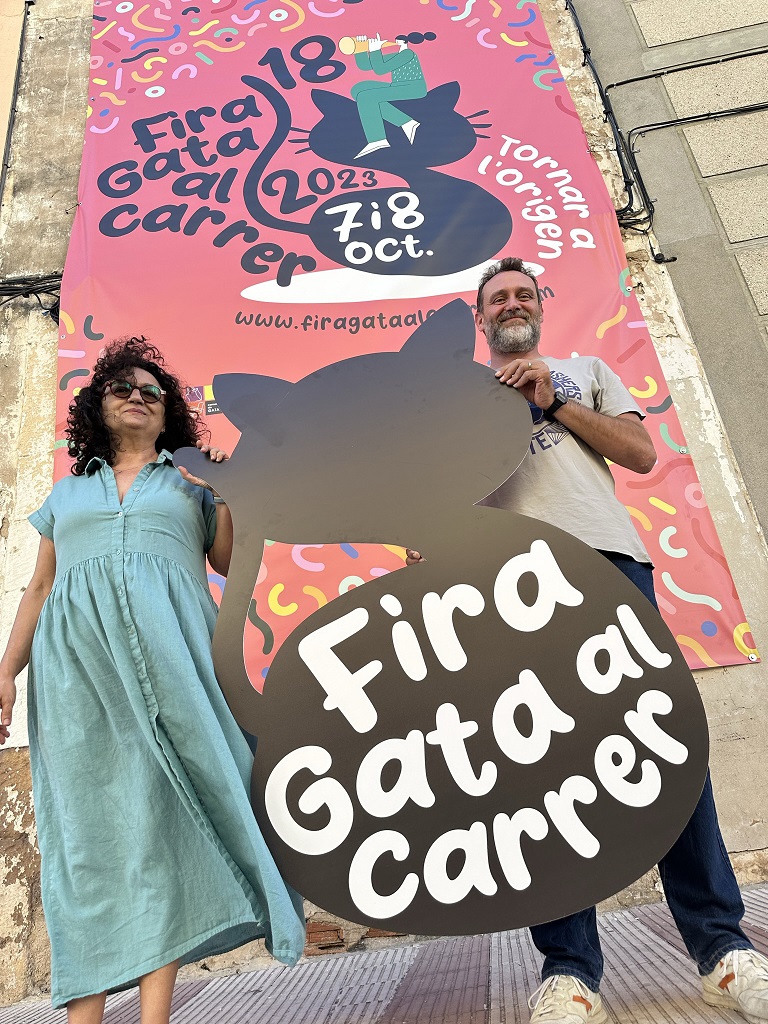 TOT SEGUIT...DESPRÉS DE SANT MIQUEL, EL PRÒXIM CAP DE SETMANA ARRIBA LA 18ena FIRA GATA AL CARRER. Els comerços
del poble obrin la gran porta a l'aire lliure per a tots els visitants