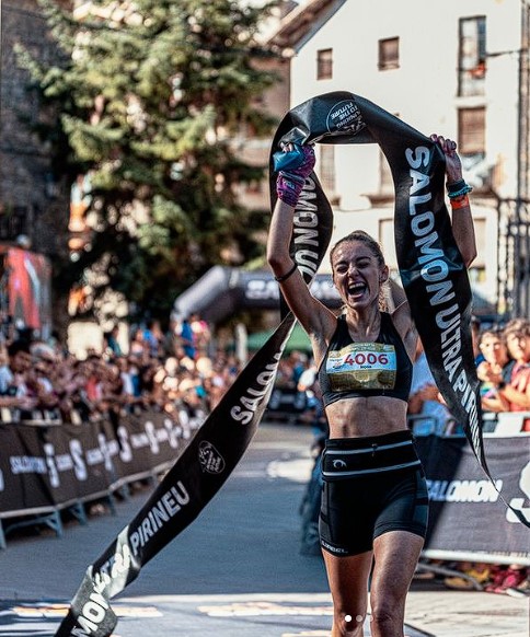 L'ATLETA GATERA ROSA MARÍA LARA FELIU COMENÇA LA TEMPORADA AMB VICTÒRIA I RÉCORD. Primera en la seua categoria a la
Mitja marató 21 km. del SalomonUltra Pirineu2023 i baixant 4 minuts el rècord
