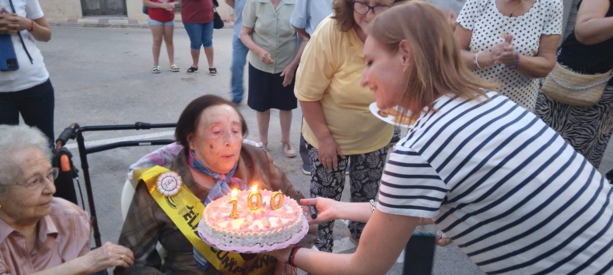 VEÏNS, AMICS I CONEGUTS CELEBREN A GATA EL CENTENARI DE ROSA GINESTAR GINESTAR. Va bufar les veletes del segle de
vida i va rebre nombroses felicitacions