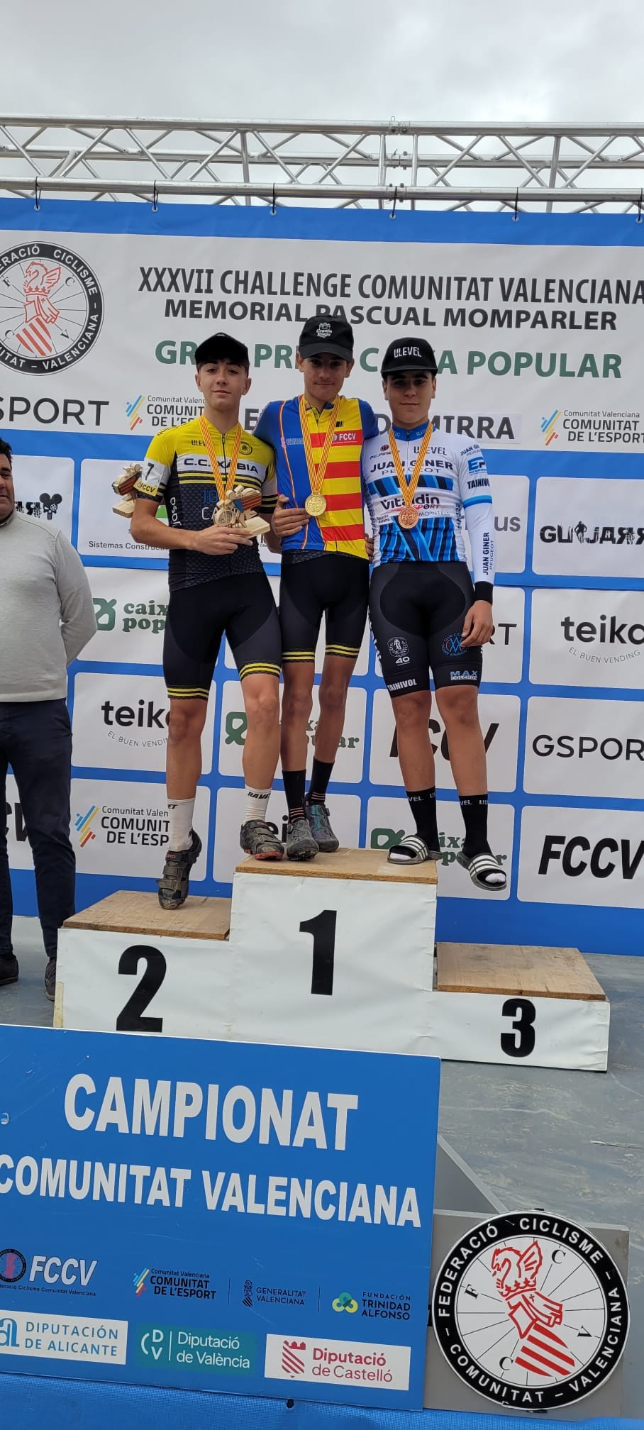 EL CICLISTA CADET GATER MARC MONCHO SIGNES ES PROCLAMA CAMPIÓ AUTONÒMIC AL CAMP DE MIRRA. Corre amb l'Escola
del Club Ciclista Xàbia