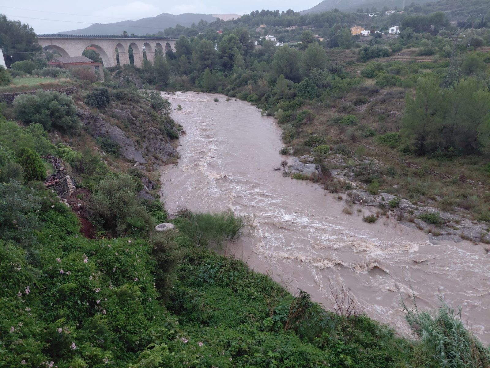 HA TORNAT A VINDRE EL RIU. Bona riuada des de les 6 del matí. ESTEM CONFINATS per la dana Adam