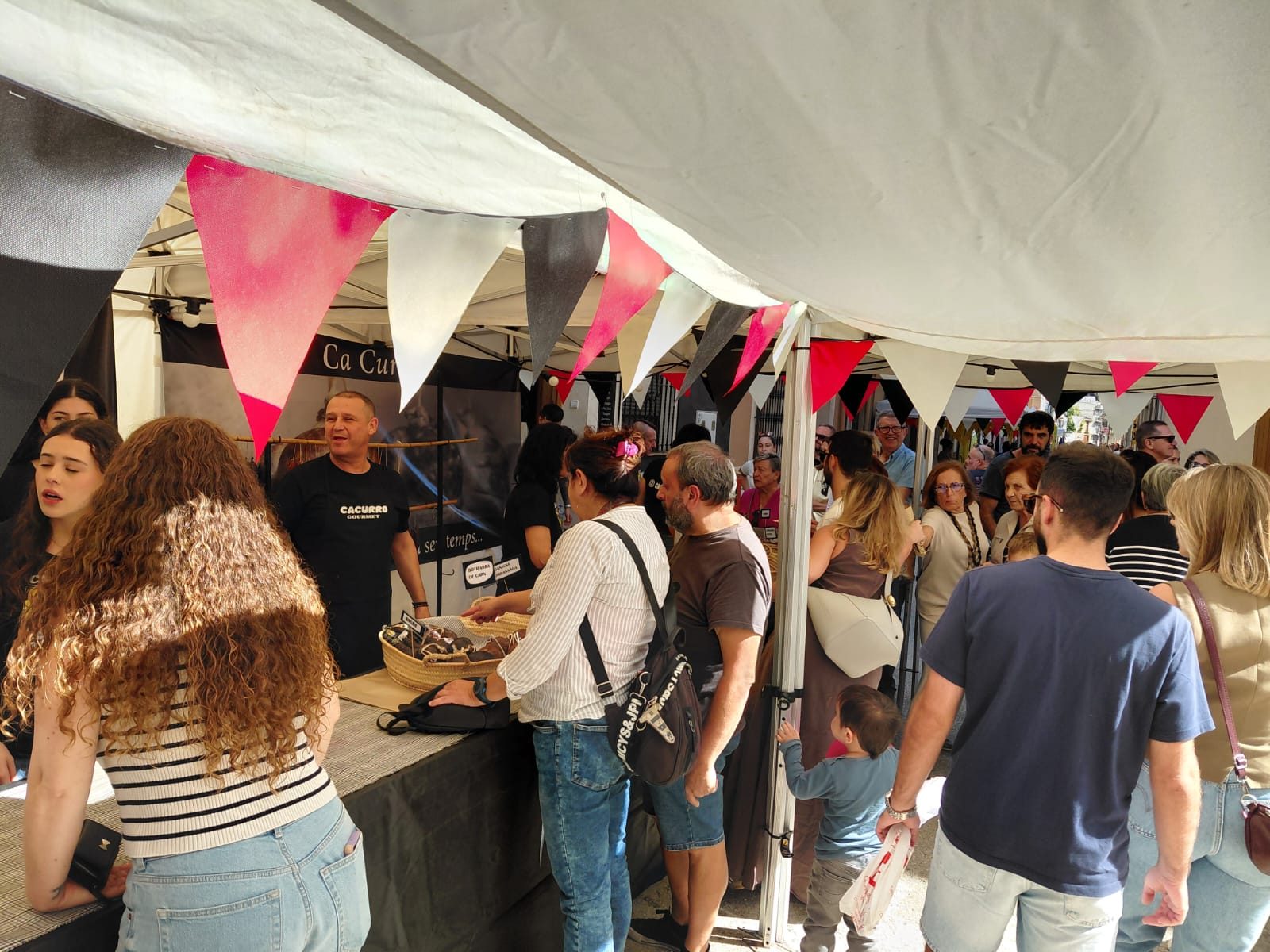TRES DIES DE FIRA, GATA AL CARRER: 9, 10 i 11, COMERÇ, GASTRONOMIA, ARTESANIA, TRADICIÓ, CULTURA, MÚSICA, ACTUACIONS,...