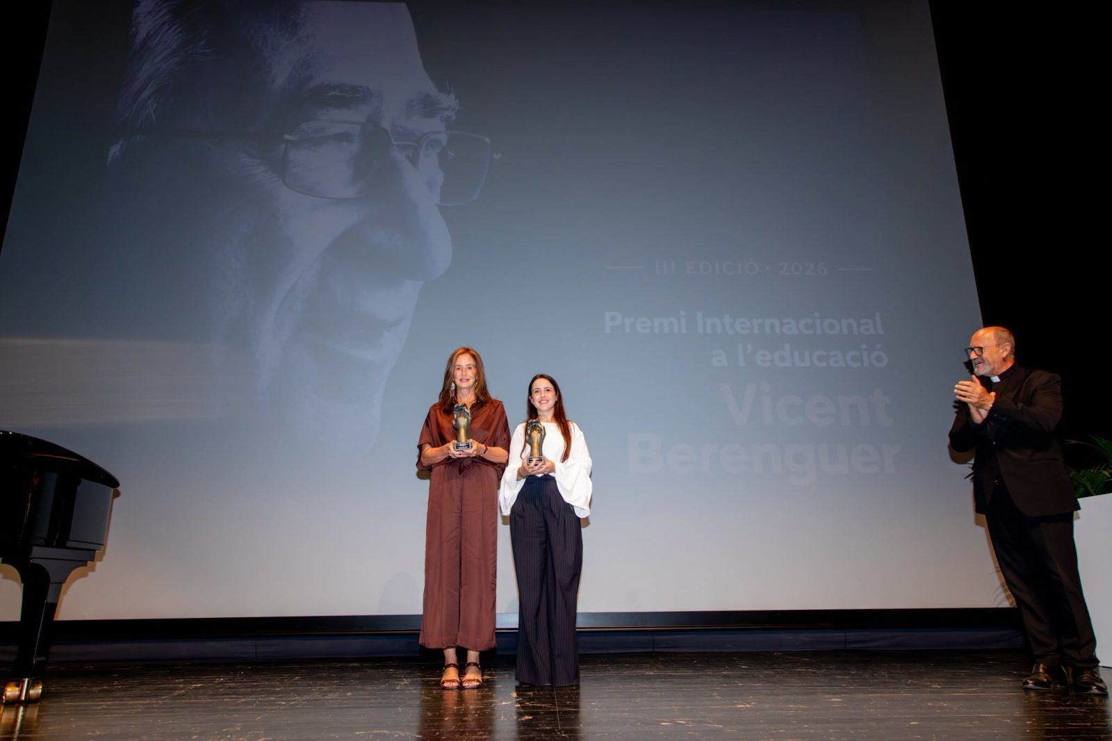 ACTE DE LLIURAMENT DEL III PREMI INTERNACIONAL A L'EDUCACIÓ VICENTE BERENGUER. La comarca fa solidaritat. (Foto portada, Ajuntament Teulada) 36.000 euros en ajuda humanitària