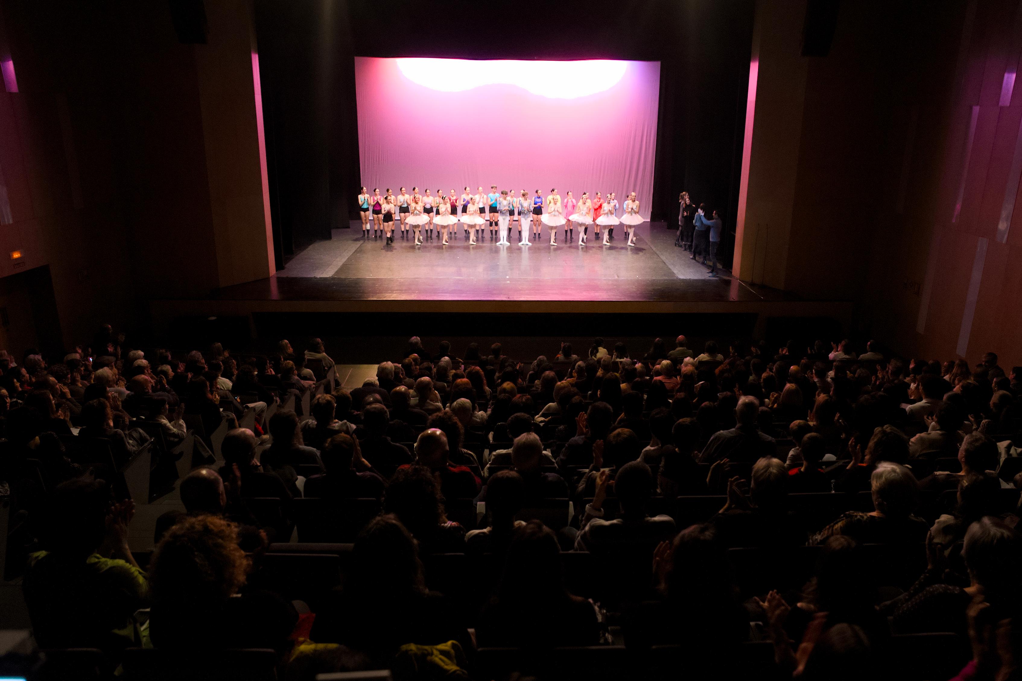 BRILLANT A LA COMARCA: GRANDIÓS ESPECTACLE DEL JOVE BALLET DE LA MARINA.  Actuació del Auditori Teulada-Moraira. Fan els assaigs a Gata 