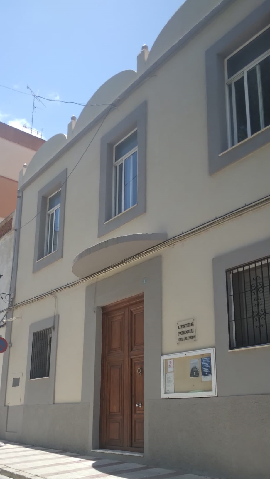 HUI, DIA DE LA VERGE DEL CARME, RECORDEM QUE EL CENTRE PARROQUIAL PORTA EL SUE NOM i QUE HI HAVIA UNA CONFRARIA FUNDADA EN 1926. AL CARRER NOU, UN PLAFÓ CERÀMIC TÉ L'ADVOCACIÓ. Felicitacions a totes les que hui celebreu el vostre dia