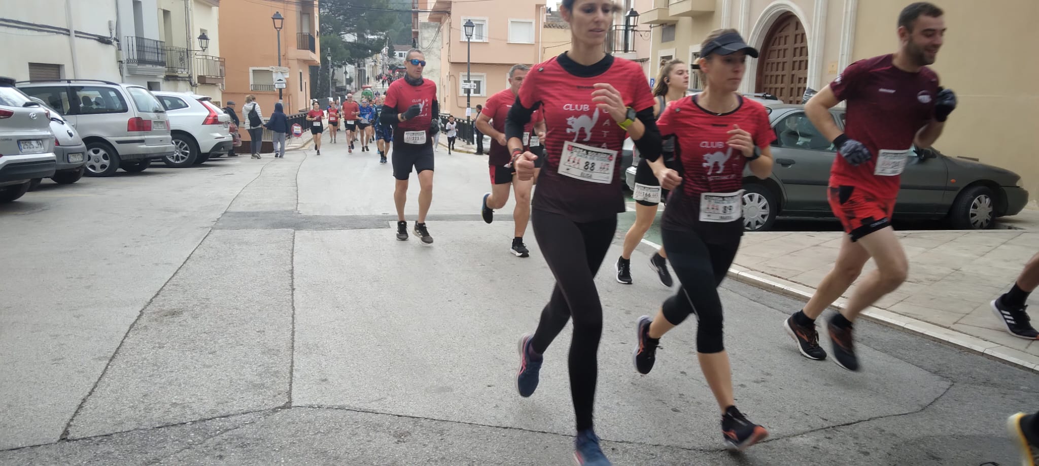 TRES-CENTS NOU TROSSETS DE SOLIDARITAT S'HAN VIST HUI A GATA: CARRERA I CAMINATA SOLIDÀRIES PER CARENA
