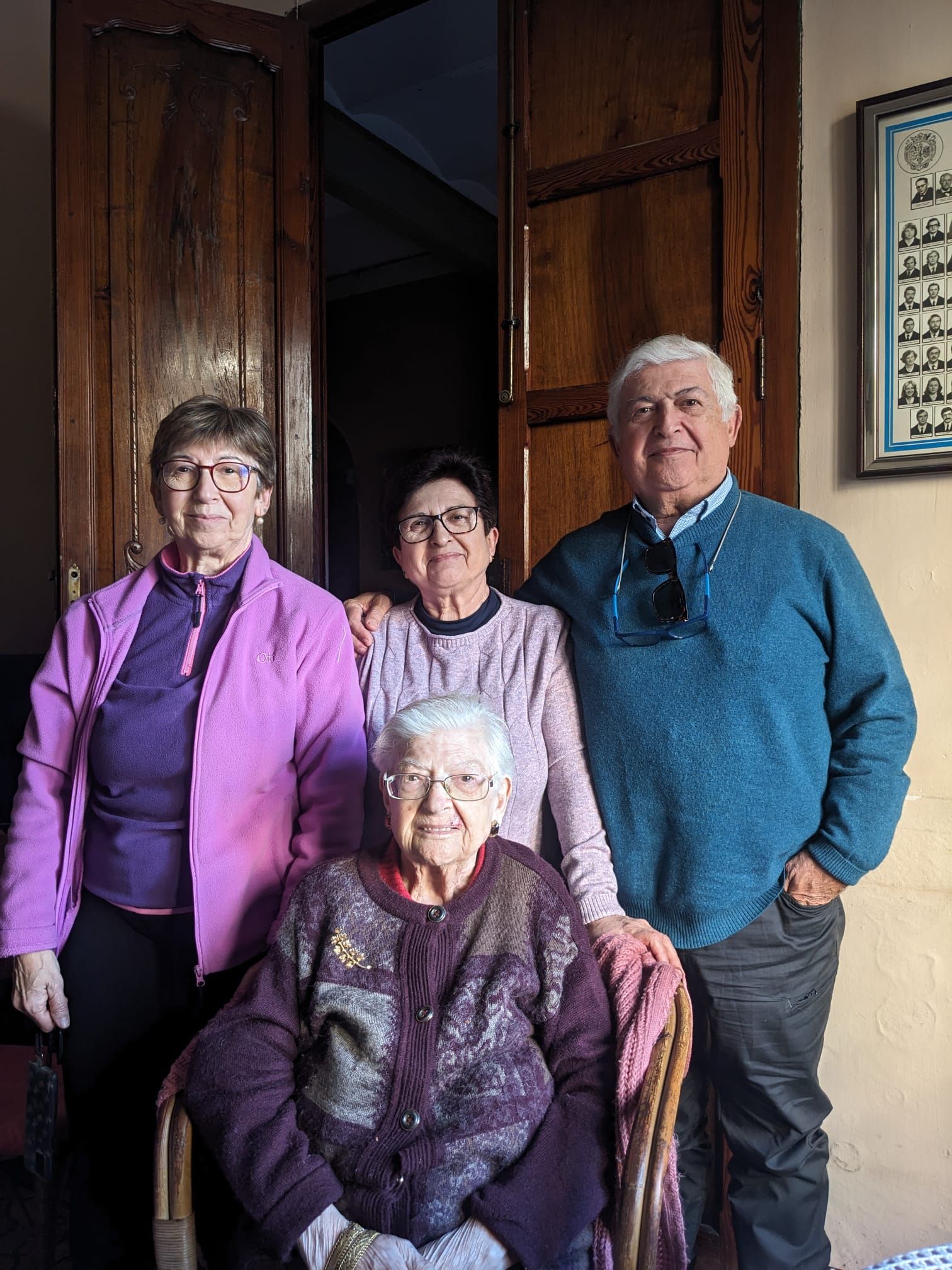 LA CENTENÀRIA DE GATA PEPITA PONS SIGNES COMPLIX HUI 102 ANYS. Aquesta vesprada celebra l'aniversari amb la seua família