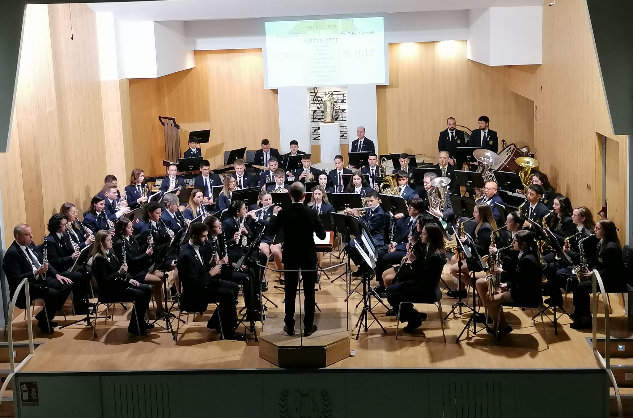 LA UNIÓ MUSICAL I LA CORAL SERRILLÀS DE GATA FESTEJEN A SANTA CECÍLIA. Ahir, gran concert benèfic per la DANA a càrrec de l'agrupació musical