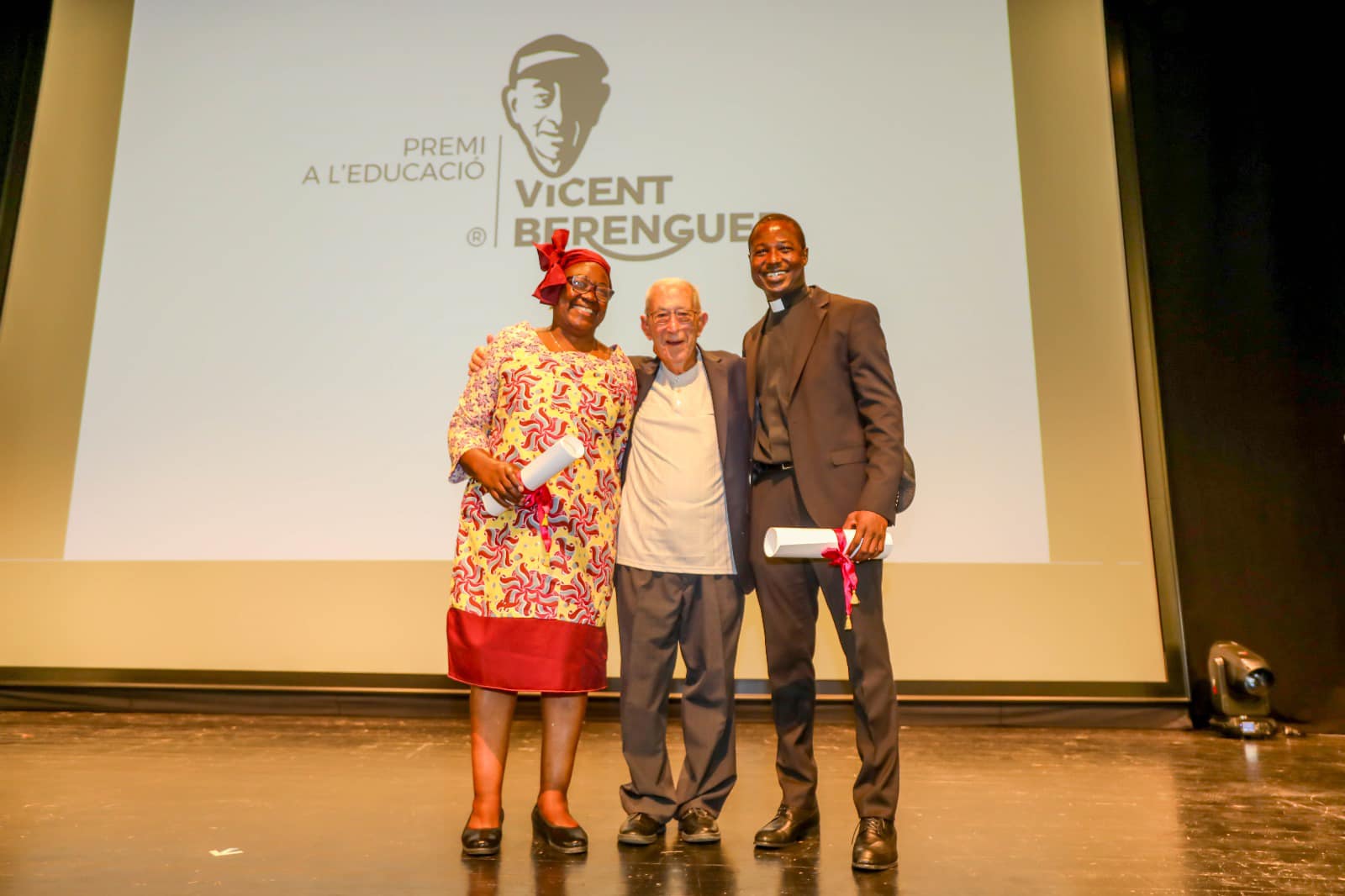 GALA D'ENTREGA DEL I PREMI VICENT BERENGUER A L'EDUCACIÓ: TORNA A BRILLAR EL FAR TEULADÍ, BENÍN I CAMERÚN TINDRAN UNA AJUDA, MÉS AGERMANAMENT ENTRE GATA I TEULADA
