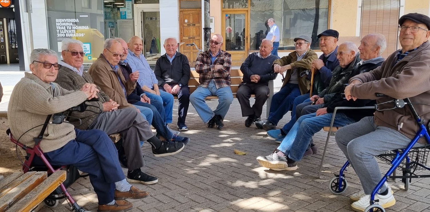 LA SAVIESA POPULAR GATERA ES TROBA A LA PLAÇA NOVA PELS MATINS. Converses al recer del ficus