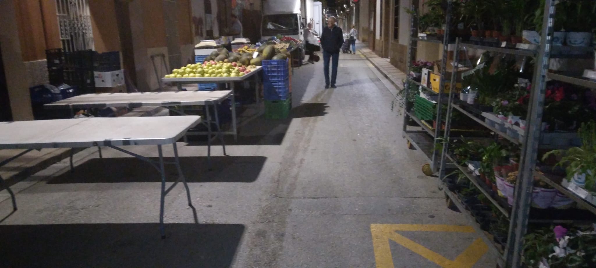 IMATGES CURIOSES: HUI EL MERCAT EL FAN AL CARRER SIGNES (Pel muntatge de la fira Gata al Carrer)