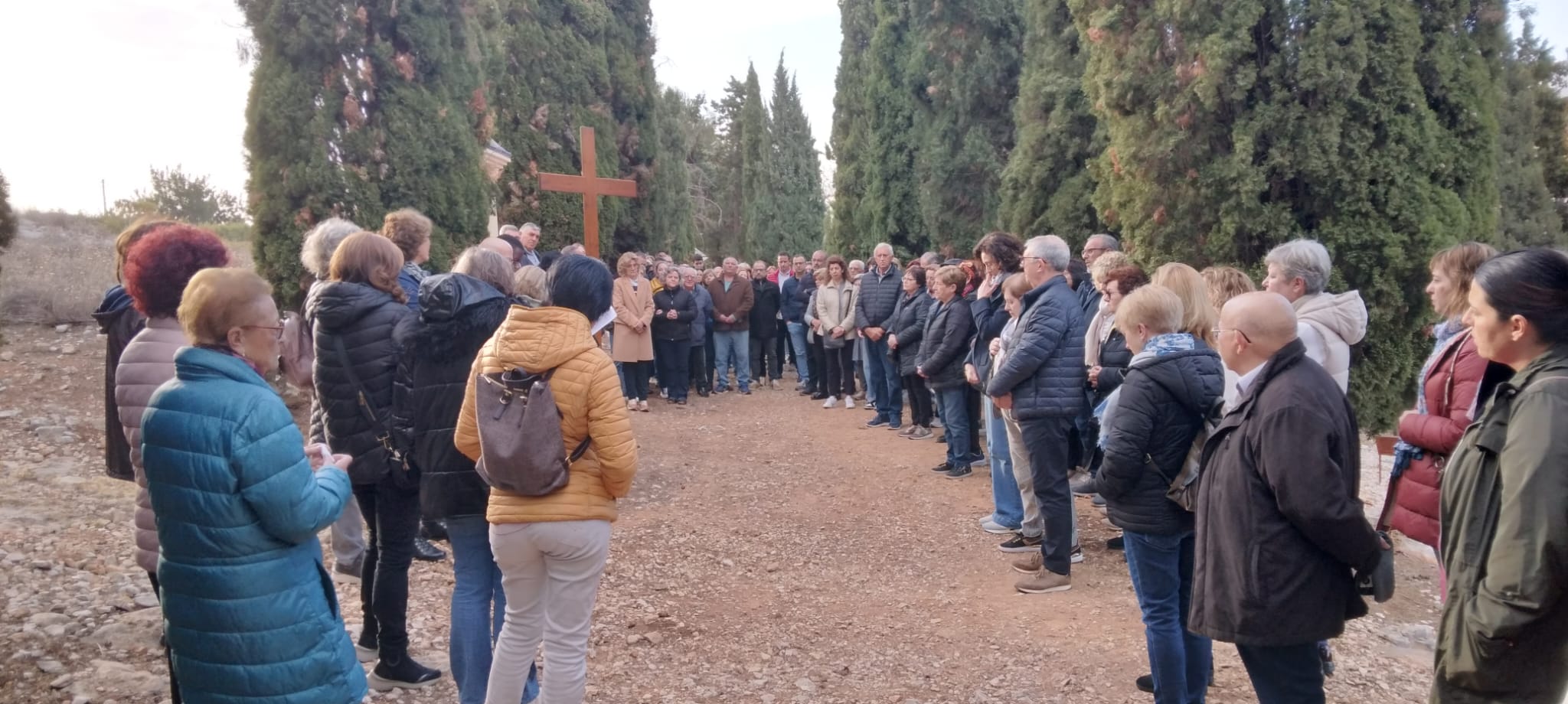 DIVENDRES SANT A GATA (I): VIA CRUCIS MATINAL PEL CALVARI CAP A L'ERMITA: devoció, història i recolliment. Participen unes 150 persones