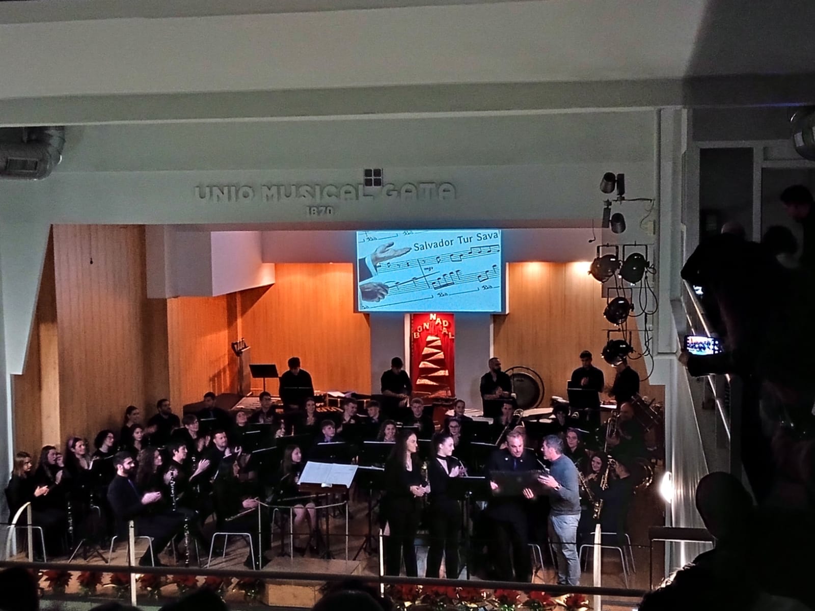 EL CONCERT BENÈFIC DEL COMIAT DEL DIRECTOR SALVADOR TUR SAVALL OMPLI DE GOM A GOM L'AFORAMENT DEL CASAL DE LA MÚSICA