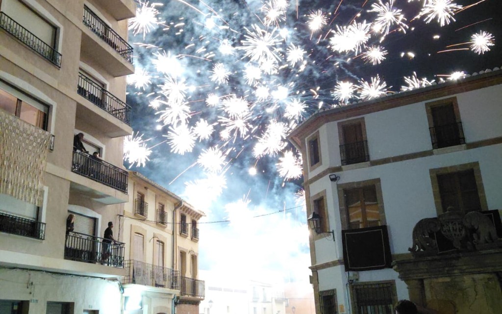 EL TEMPS RESPETA LA MISSA SOLEMNE, LA PROCESSÓ I EL CASTELL. Colofó a les festes de Sant Miquel a Gata