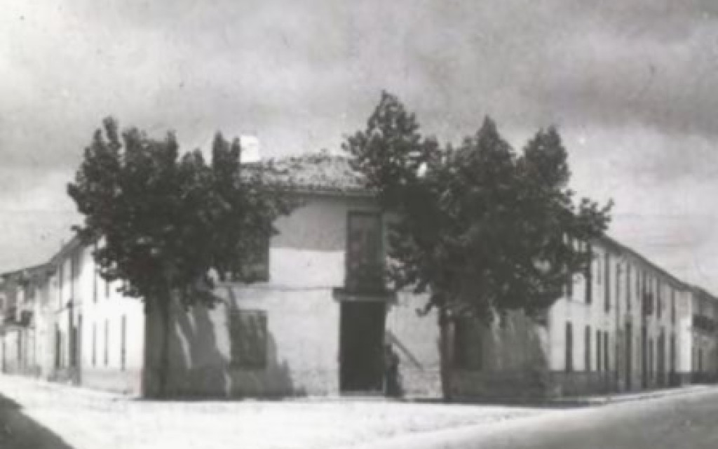 L'ANTIGA CASERNA DE LA GUÀRDIA CIVIL, ARA EN DESÚS, VA COMENÇAR A FUNCIONAR FA 139 ANYS. L'any 1886 el poble va sofragar les despeses de la seua construcció