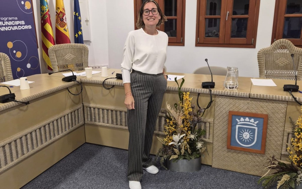 CECILIA MONFORT MULET, NOVA REGIDORA DEL PARTIT POPULAR. Sustitueix a David Gallego. Vuit dones al consistori gater, per cinc homes