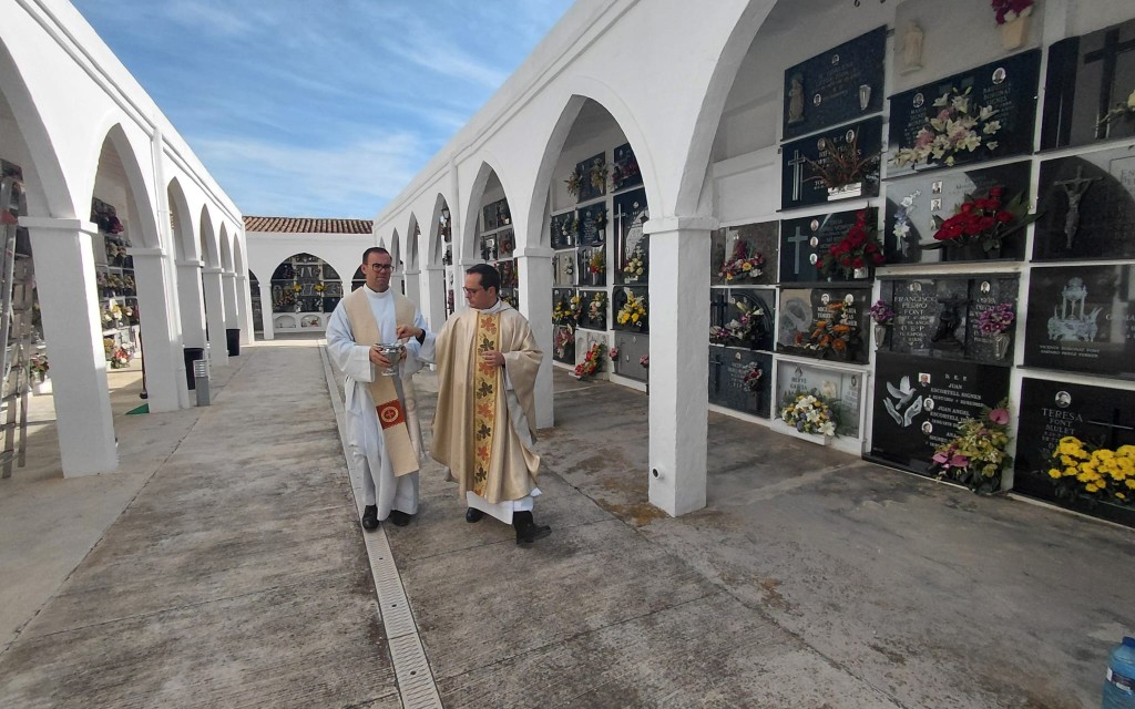 HUI, 2 DE NOVEMBRE, ÉS LA COMMEMORACIÓ DELS FIDELS DIFUNTS. Ahir i hui, centenars de persones visiten el doble cementeri de Gata