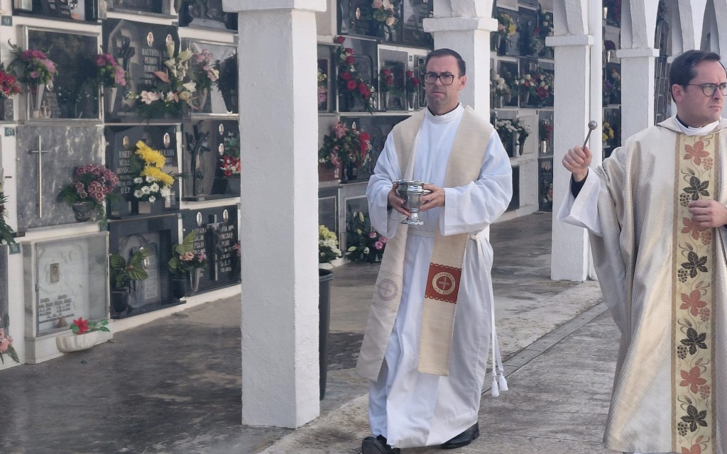 HUI, 2 DE NOVEMBRE, ÉS LA COMMEMORACIÓ DELS FIDELS DIFUNTS. Ahir i hui, centenars de persones visiten el doble cementeri de Gata