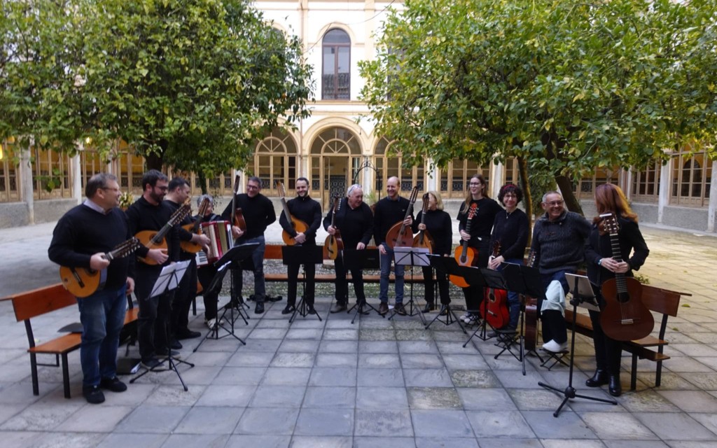 LA RONDALLA DE GATA FESTEJA EL SEU XX ANIVERSARI AMB UN VIATGE A GRANADA. Actuen en llocs emblemàtics d'aquelles terres andaluses