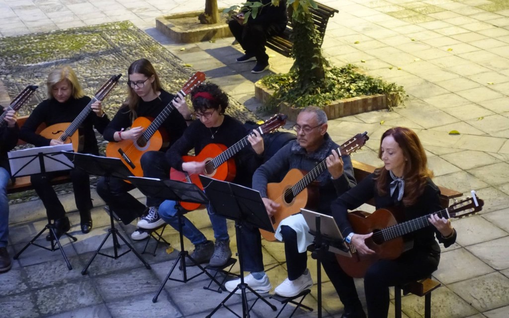 LA RONDALLA DE GATA FESTEJA EL SEU XX ANIVERSARI AMB UN VIATGE A GRANADA. Actuen en llocs emblemàtics d'aquelles terres andaluses