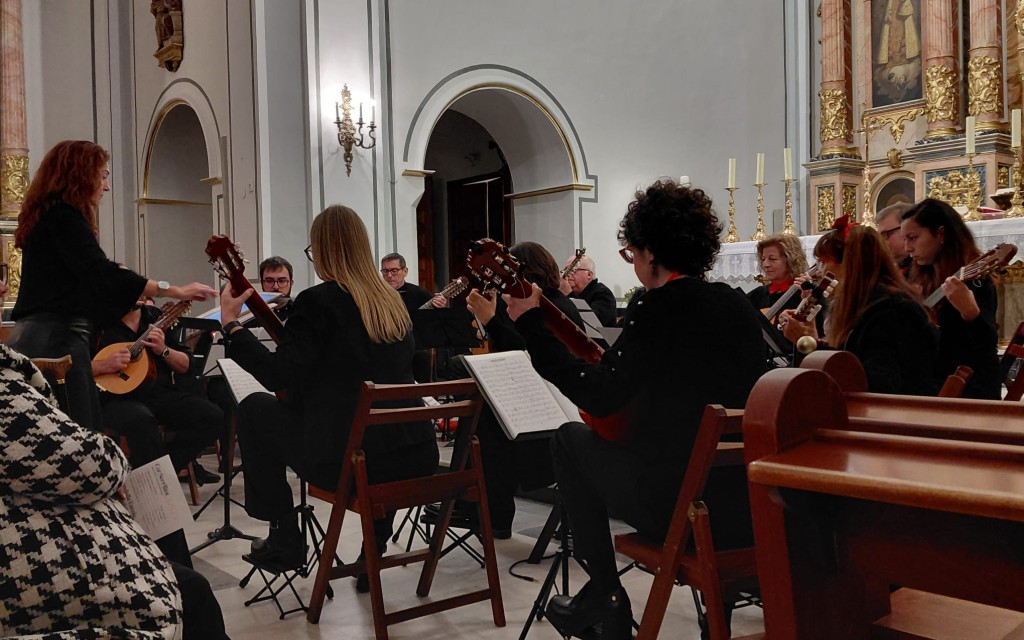 L'ESGLÉSIA ACULL EL CONCERT NADALENC DE LA CORAL SERRILLÀS I LA RONDALLA DE L'ESCOLA MUNICIPAL DE GATA. Es van interpretar peces nadalenques i clàssiques