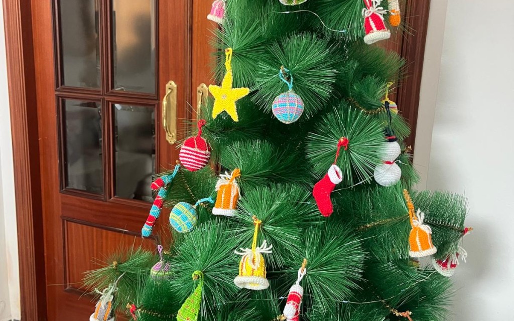 CONEIXEU EL BETLEM DE PUNT DE GANXO DE ROSARIO MONFORT? Enguany incorpora un arbre de nadal amb complements fet amb la mateixa tècnica