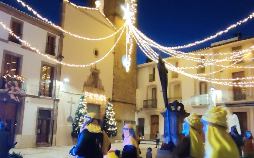 LES CARTES ALS VISIRS REIALS OBRIN LA PROGRAMACIÓ DE REIS 2026 DE GATA. El Centre Social Integrat va ser el lloc, davant la inestabilitat del temps